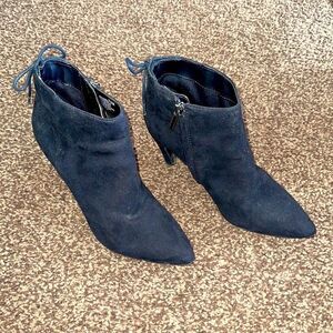 Bandolino-Kayden Women's Black Side Zip Pointed Toe Back Lace Up Booties 7.5